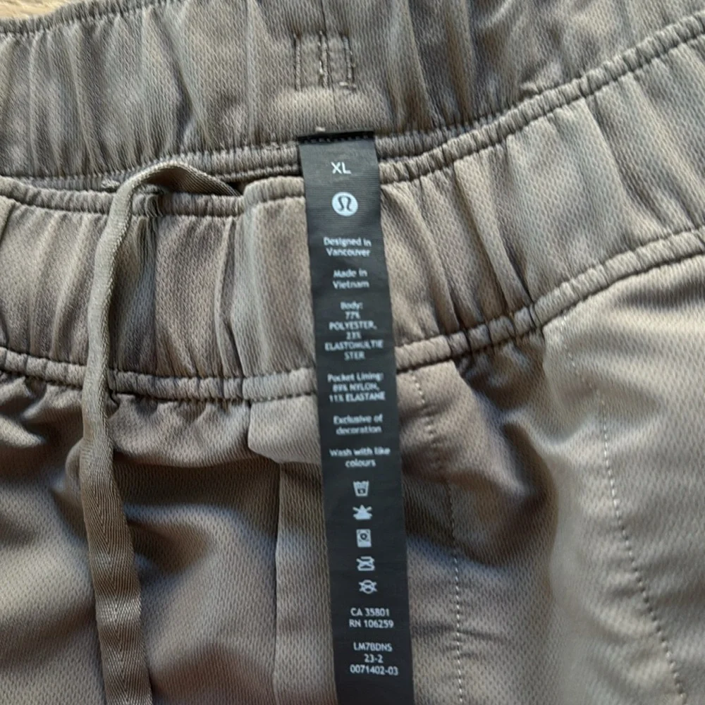 Lululemon Utilitarian Cargo Short 9" in Artifact like new - Picture 2 of 4
